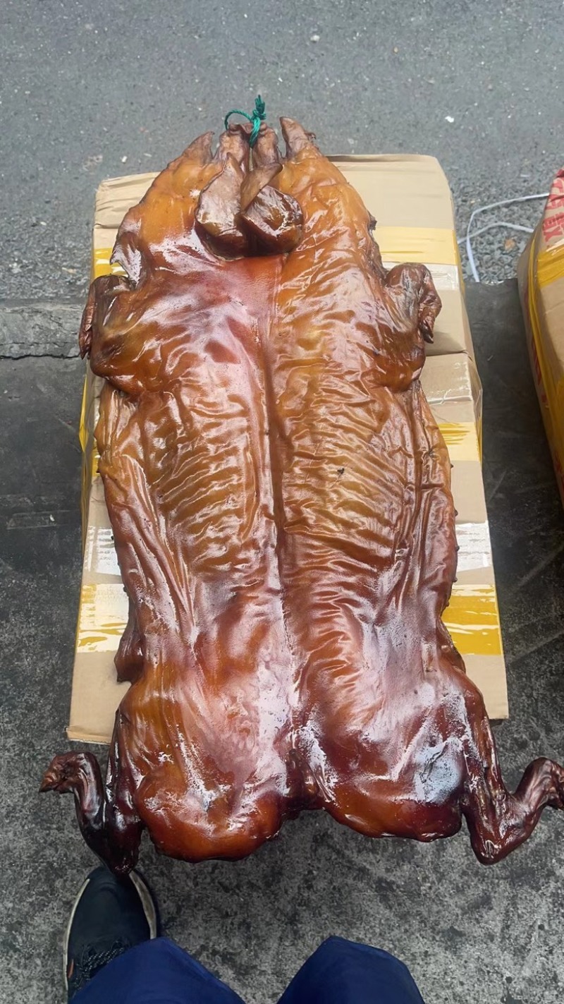 整只小香猪（腊肉香肠源头工厂一手货源）