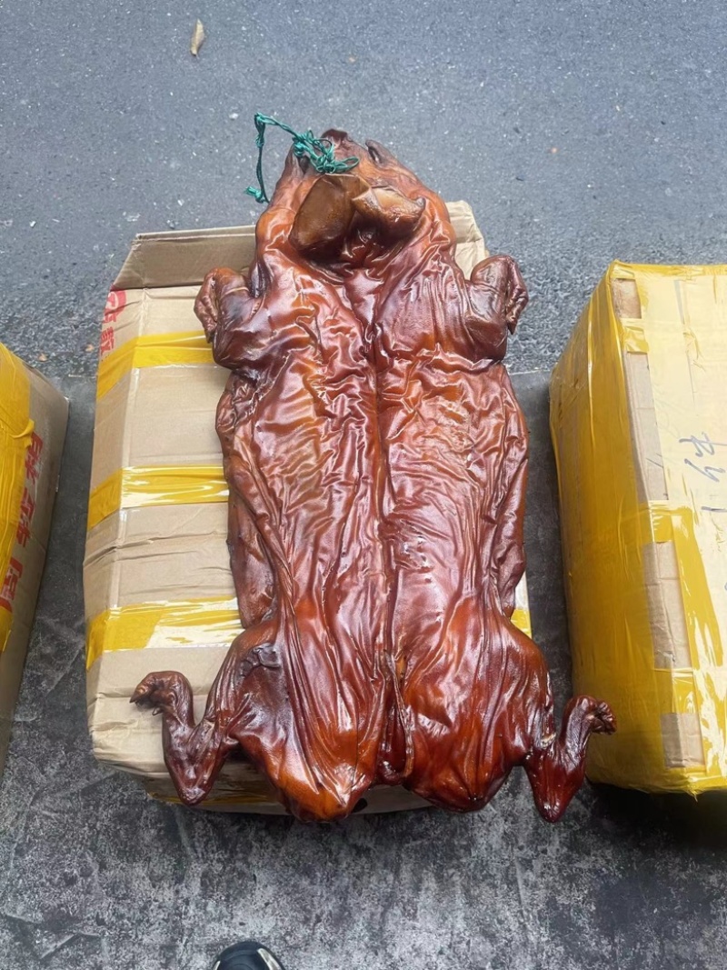 整只小香猪（腊肉香肠源头工厂一手货源）