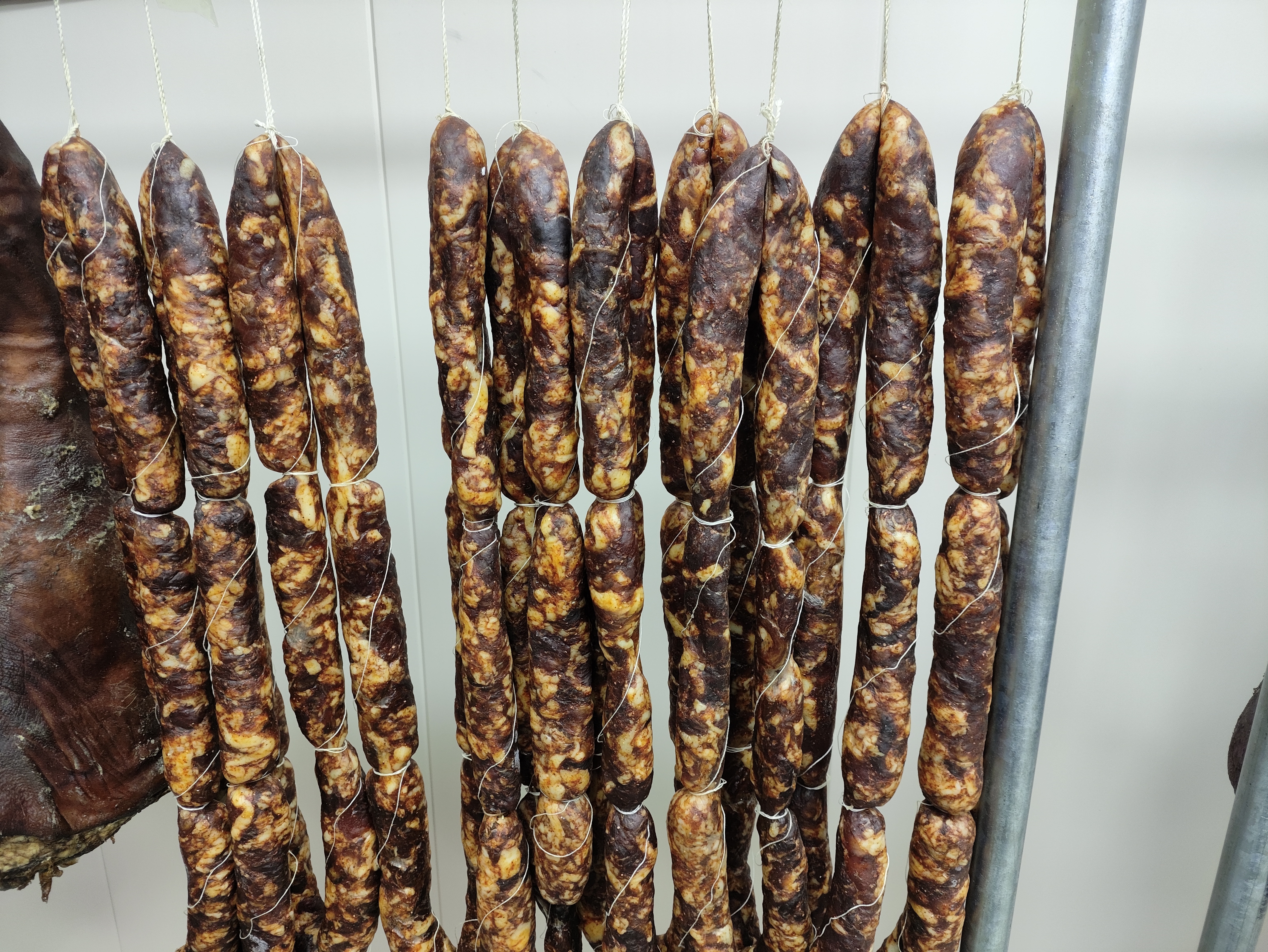肉肠晾晒定型过程 灌肠成品晾晒图