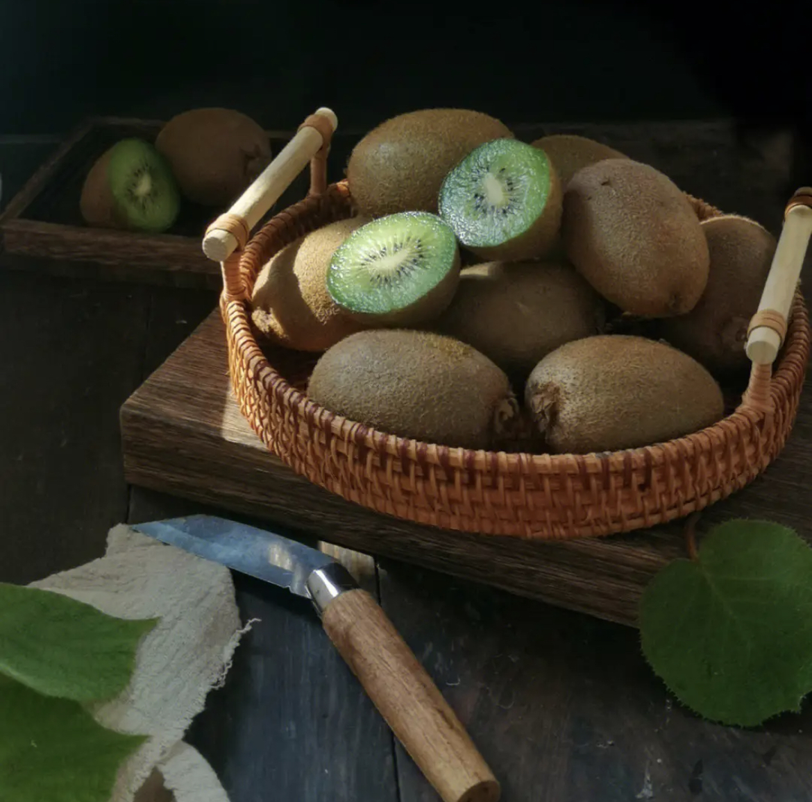 家庭厨房中徐香猕猴桃的存放场景