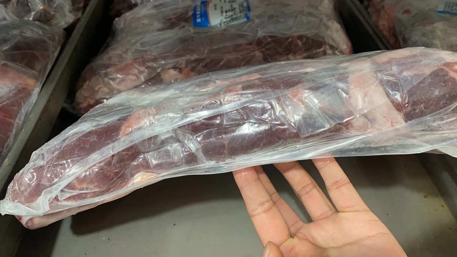 西门塔尔牛肉产品展示,包括牛排、冷鲜肉、真空包装牛肉等 西门塔尔牛肉产品展示