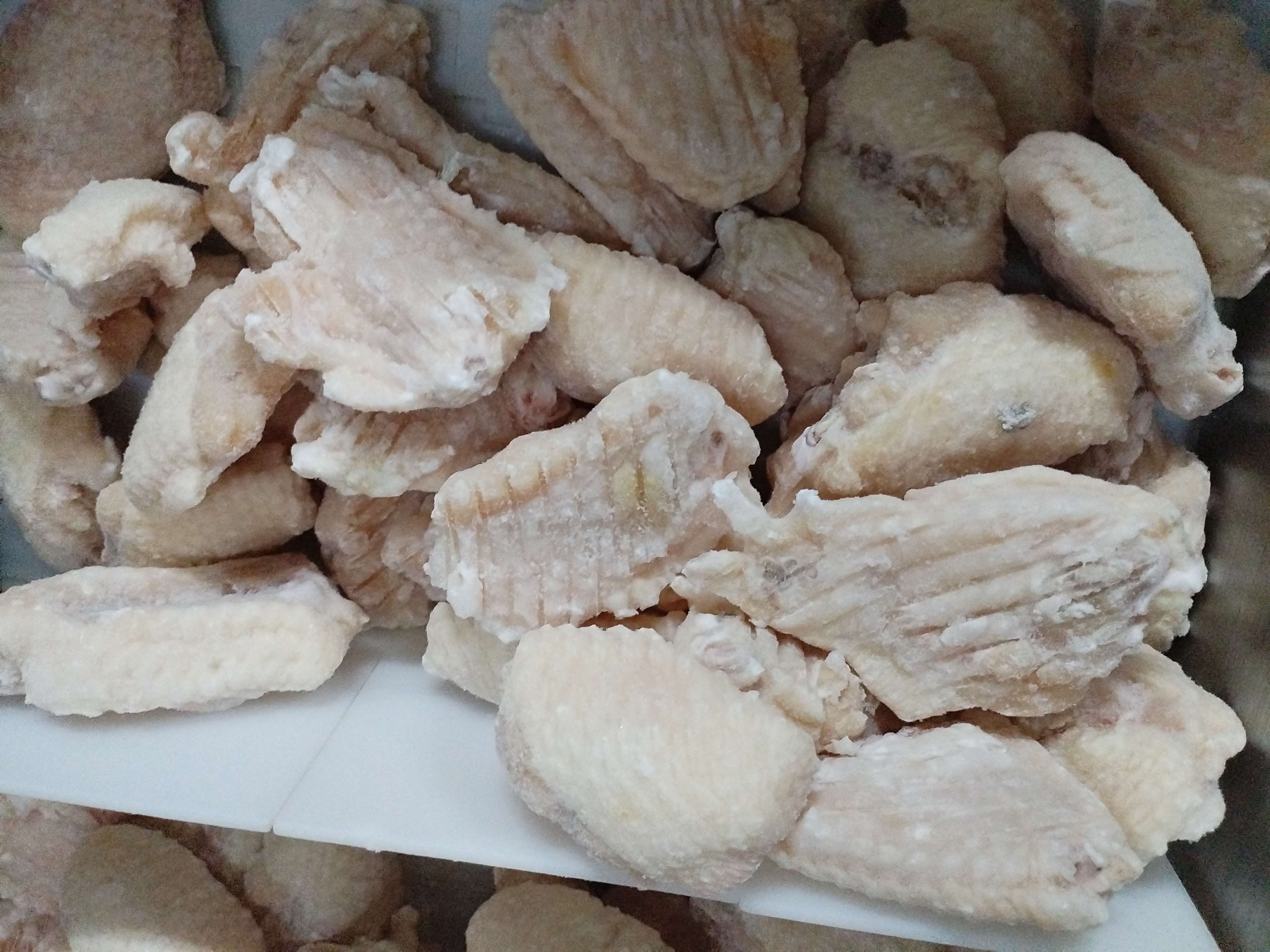 鸡翅在锅中焯水,水面浮起泡沫 鸡翅焯水