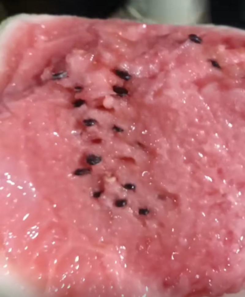 海南麒麟西瓜口感脆甜爽口多汁，入口即化