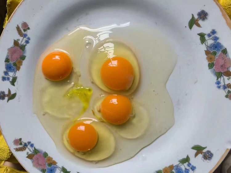 厨师正在翻炒丝瓜与鸡蛋混合物,锅中飘出香气 丝瓜炒蛋烹饪过程图