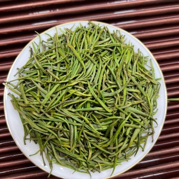 【实拍】。新茶雀舌全芽尖茶叶嫩芽绿茶毛尖浓香型