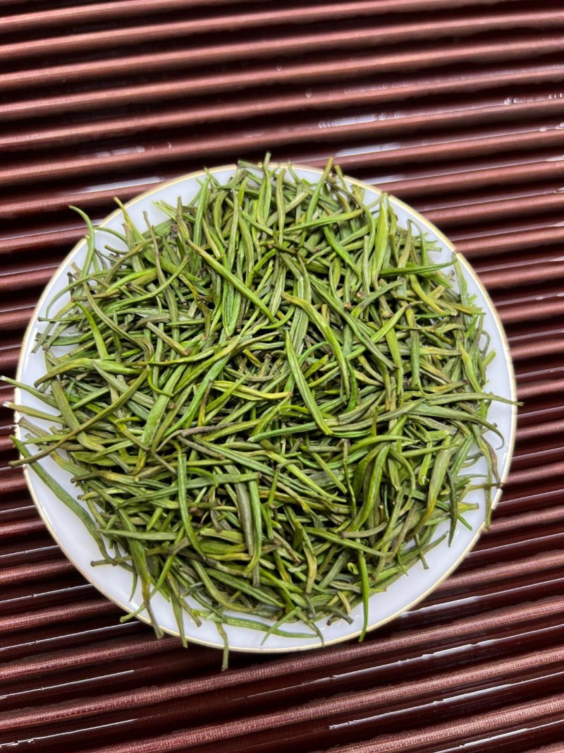 【实拍】。新茶雀舌全芽尖茶叶嫩芽绿茶毛尖浓香型