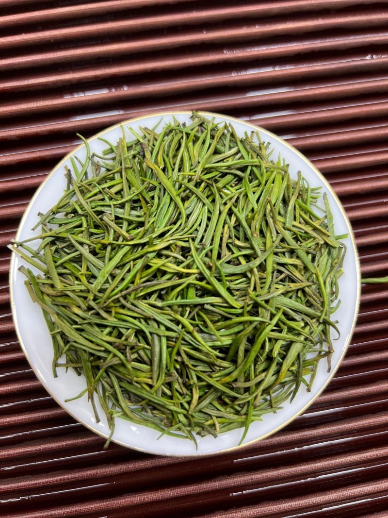 【实拍】。新茶雀舌全芽尖茶叶嫩芽绿茶毛尖浓香型