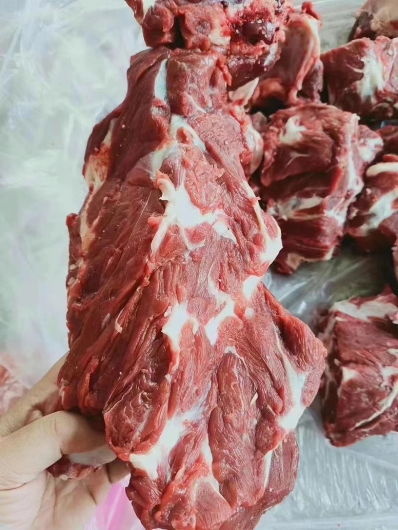 满肉牛脖骨，厂家直销，货源充足，价格美丽，欢迎采购