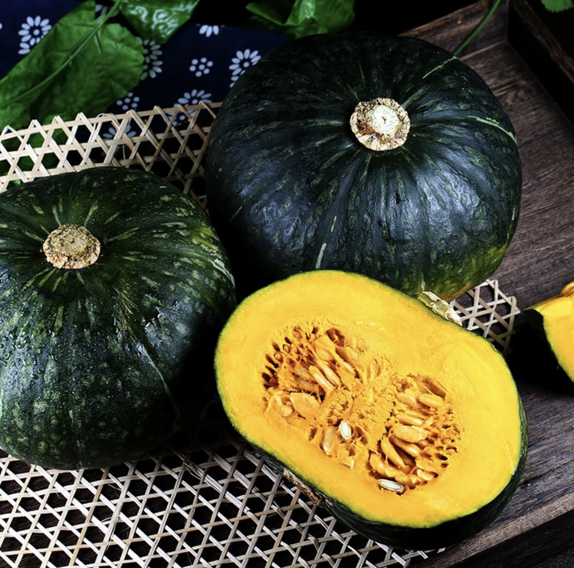 贝贝南瓜切开后露出奶油南瓜色果肉