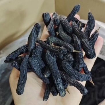 新疆蓝宝石葡萄干又称美人指葡萄干，葡萄界的爱马仕。