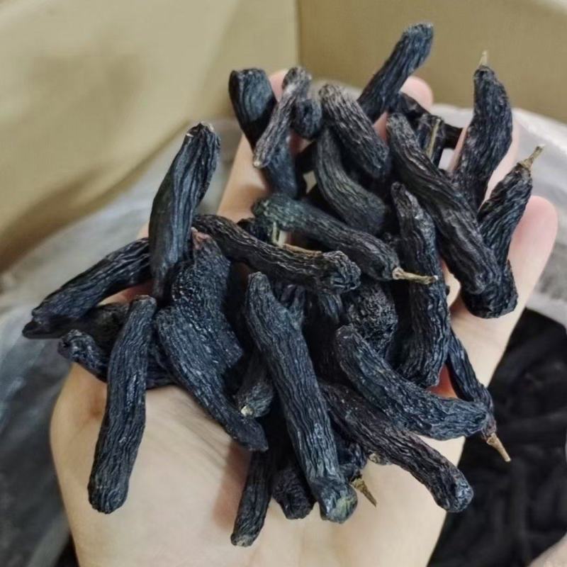 新疆蓝宝石葡萄干又称美人指葡萄干，葡萄界的爱马仕。