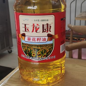 5升玉龙康葵花籽油。5升盛优滋葵花油。20升餐饮调和油