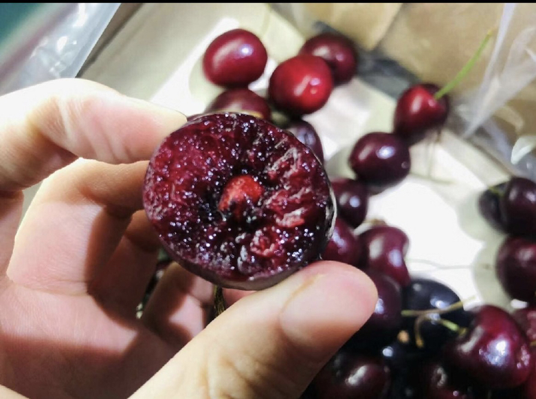 樱桃与樱桃籽对比图