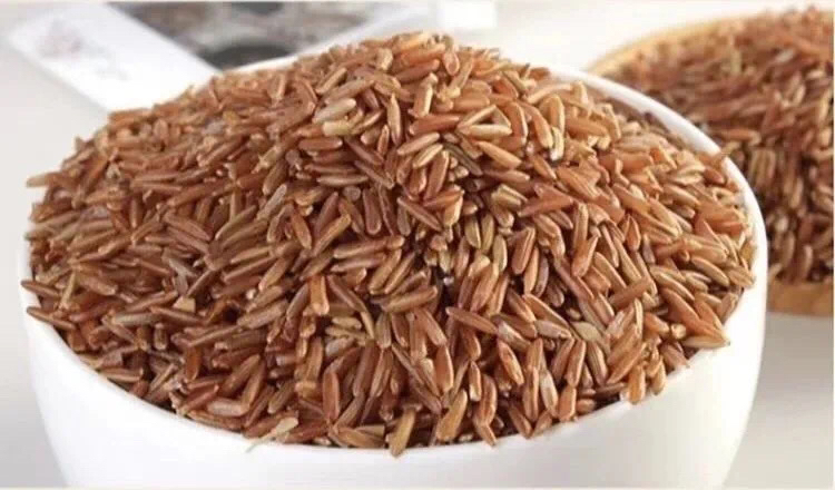 高分辨率食物摄影:展示三黑粥真实色泽(非人工调色)、质地(米粒软糯但保持形态)及天然米油光泽,佐以竹制厨具强化农产品本真属性 三黑养生粥成品图:深紫褐色浓稠粥体,表面浮散少量未完全融化的黑芝麻颗粒,碗沿附着细腻米油层,背景为竹制蒸笼与黑陶砂锅,体现传统药膳制作场景
