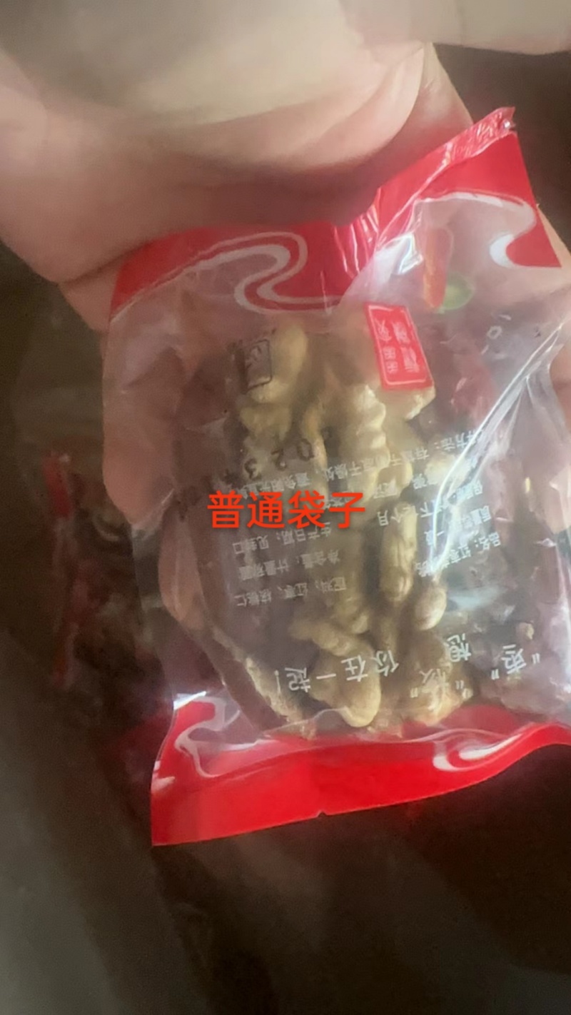 新疆和田红枣夹核桃，好吃不贵，量大优惠，欢迎选购。