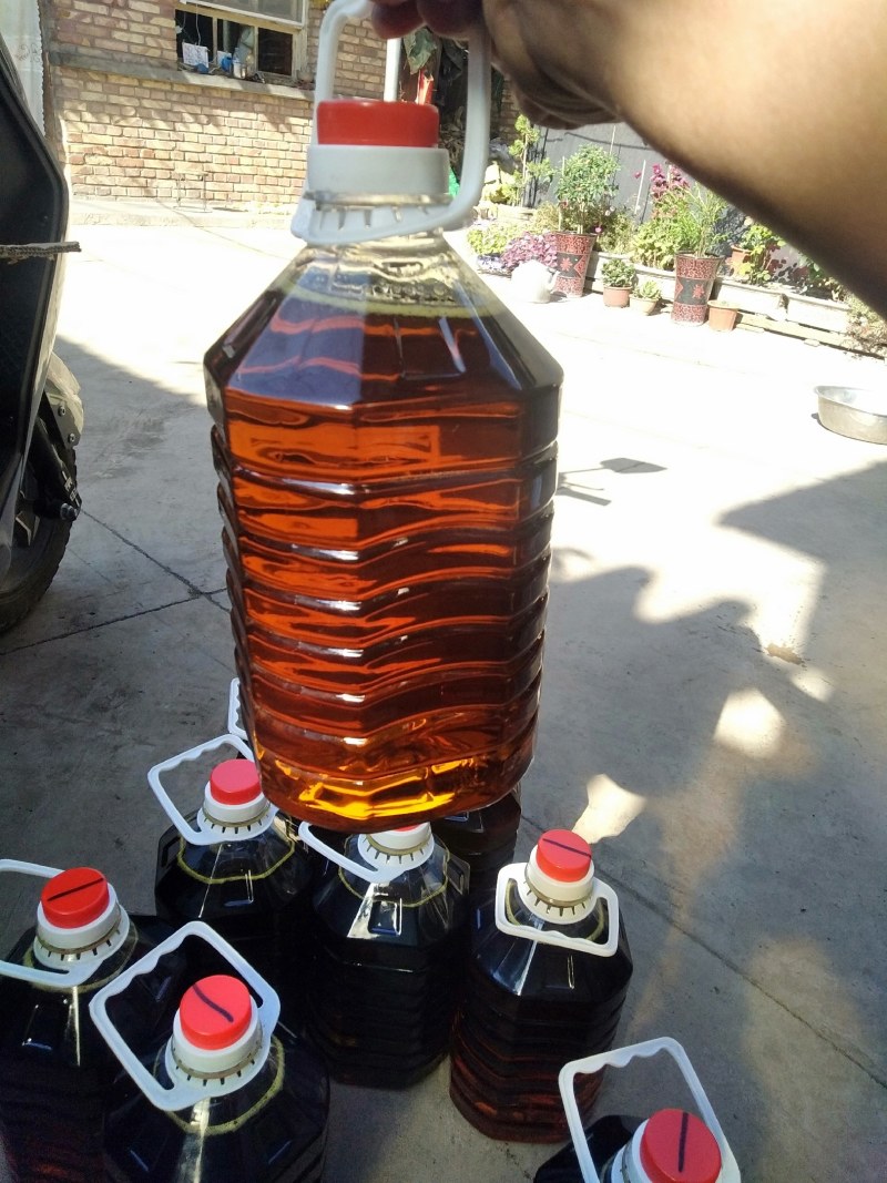 原味当地冬菜籽油，味道香，用物理冷压榨法。