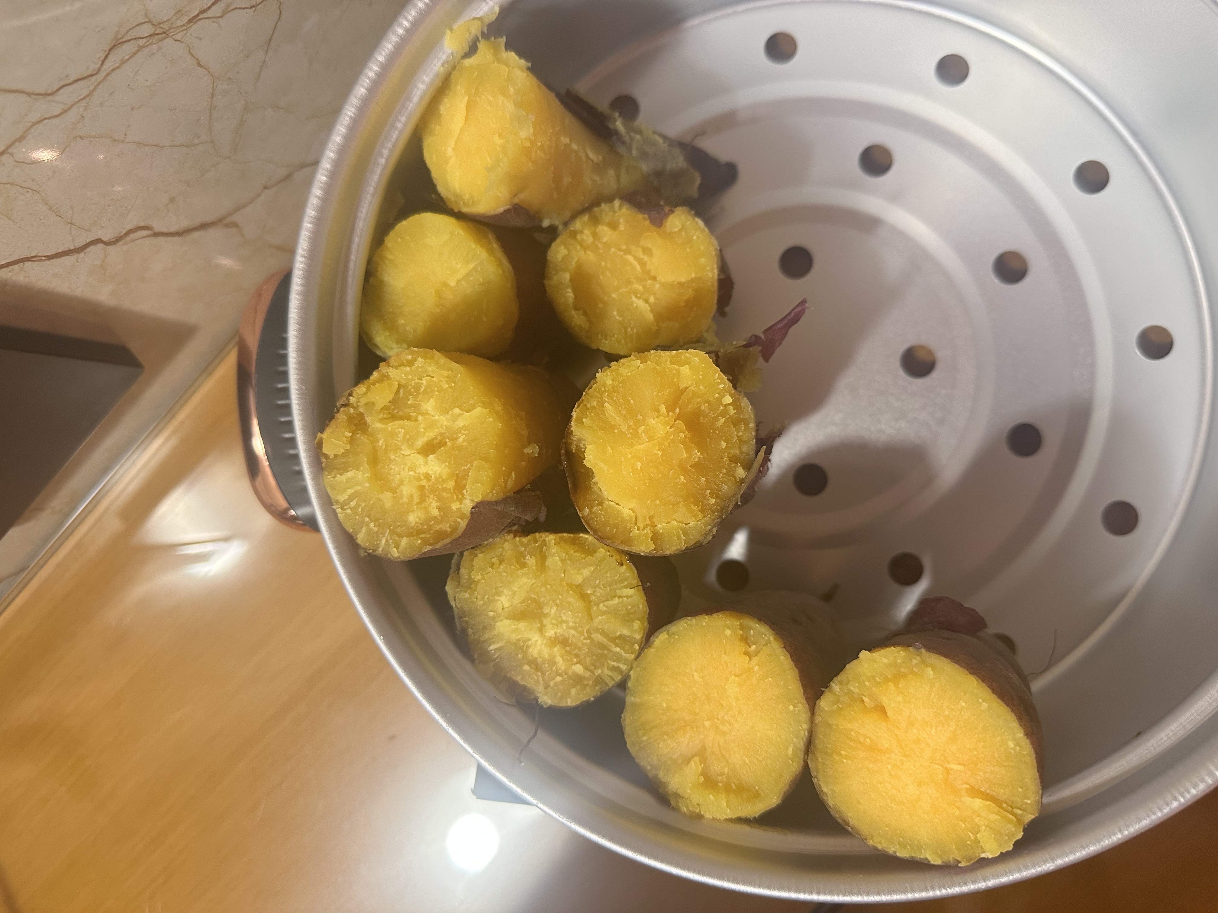 香芋与地瓜正在蒸锅中蒸熟 香芋与地瓜蒸制过程