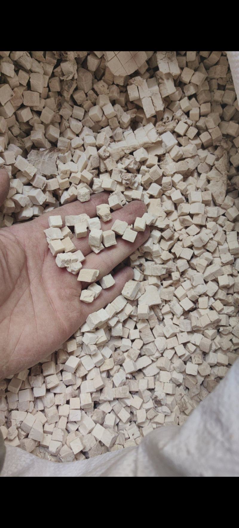 茯苓丁熟丁0.6筛以上，没有颗粒干度好颜色白
