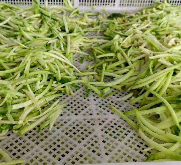 青萝卜与土豆切丝过程