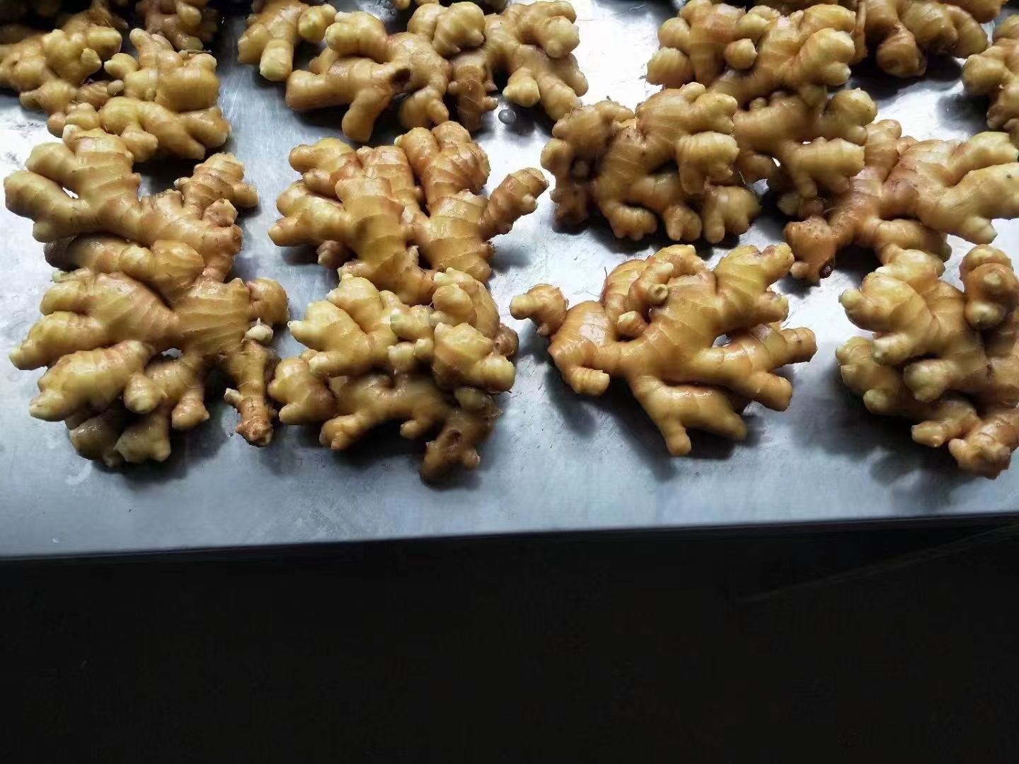 小黄姜切片用于烹饪的示意图,展示其在厨房中的应用 小黄姜烹饪示意图