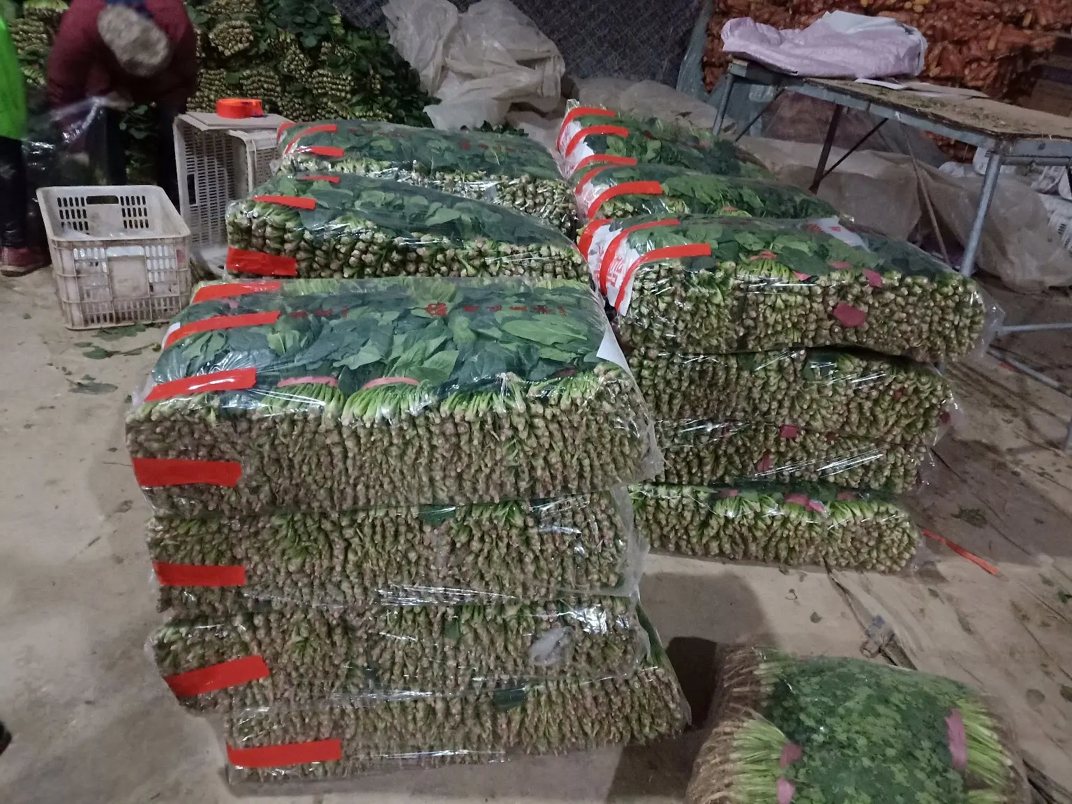 超市货架上的大叶菠菜包装