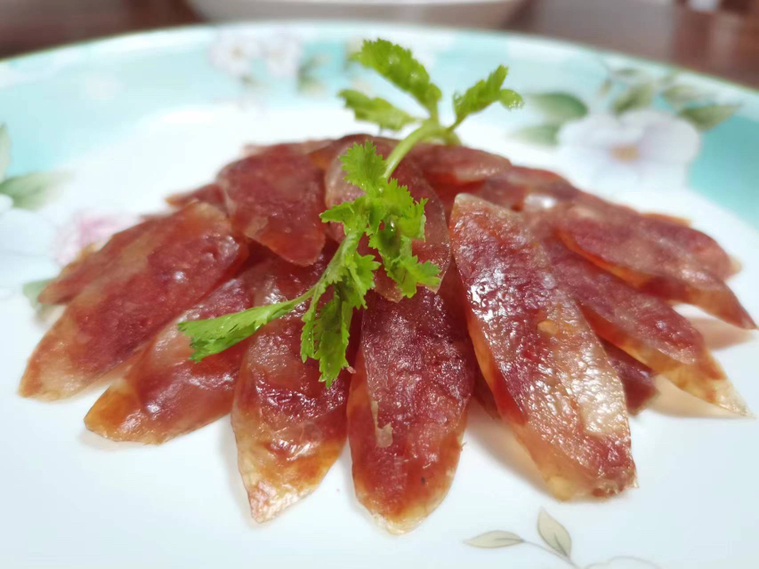 香芹炒腊肠装盘效果图,色泽鲜亮,香气四溢 香芹炒腊肠成品图