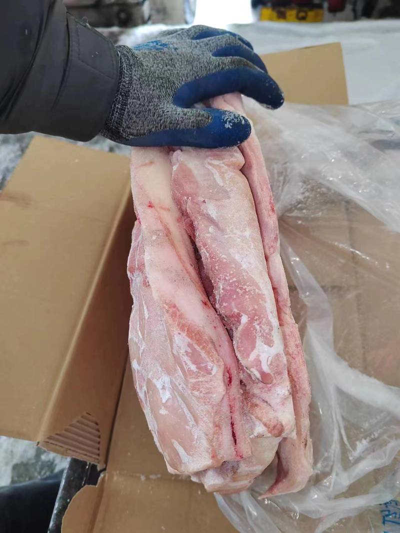 带皮后上肉，最新日期的新货，颜色鲜亮，纯干无冰