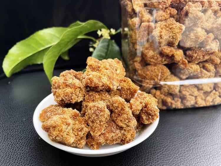 图中展示了将氨糖粉末与蜂蜜混合后服用的示意图,背景为温水杯与蜂蜜罐 氨糖与蜂蜜搭配服用示意图