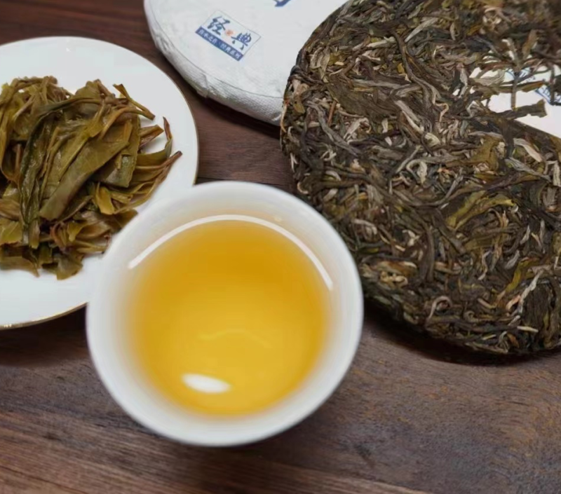 【云南普洱茶饼-凤凰山】严控工艺，口感甘甜，品人生好茶