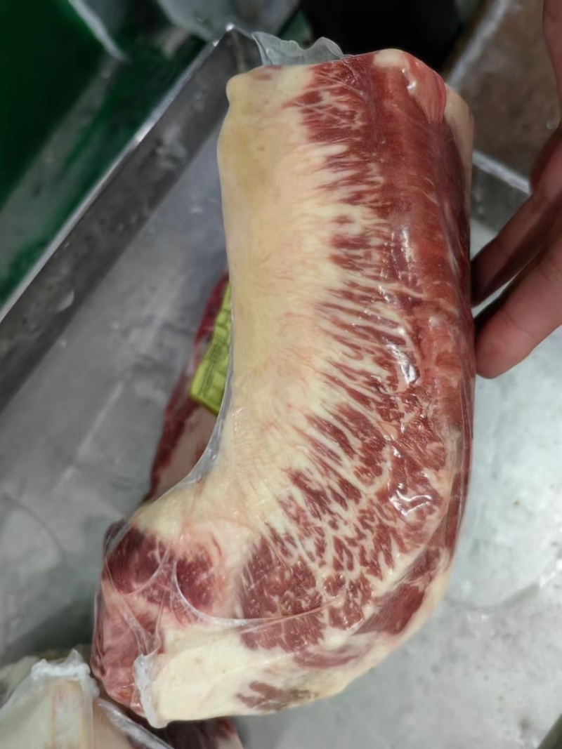 谷饲牛胸叉肉，美肥，涮烤必备，纯干原切精修，颜色鲜亮。