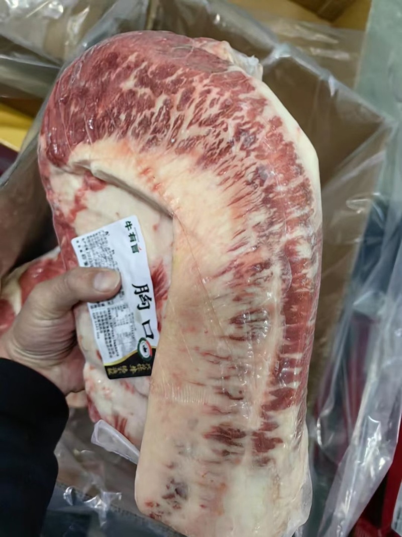 谷饲牛胸叉肉，美肥，涮烤必备，纯干原切精修，颜色鲜亮。