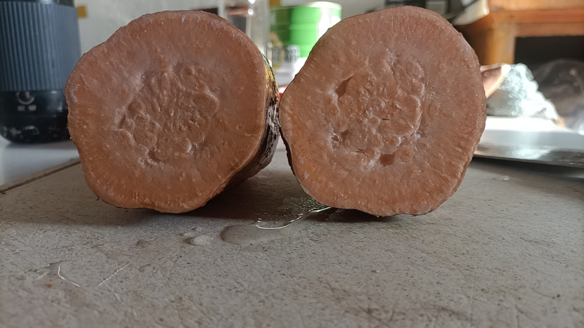 龙薯去皮切条后整齐摆放在案板上 薯龙薯条制作准备过程