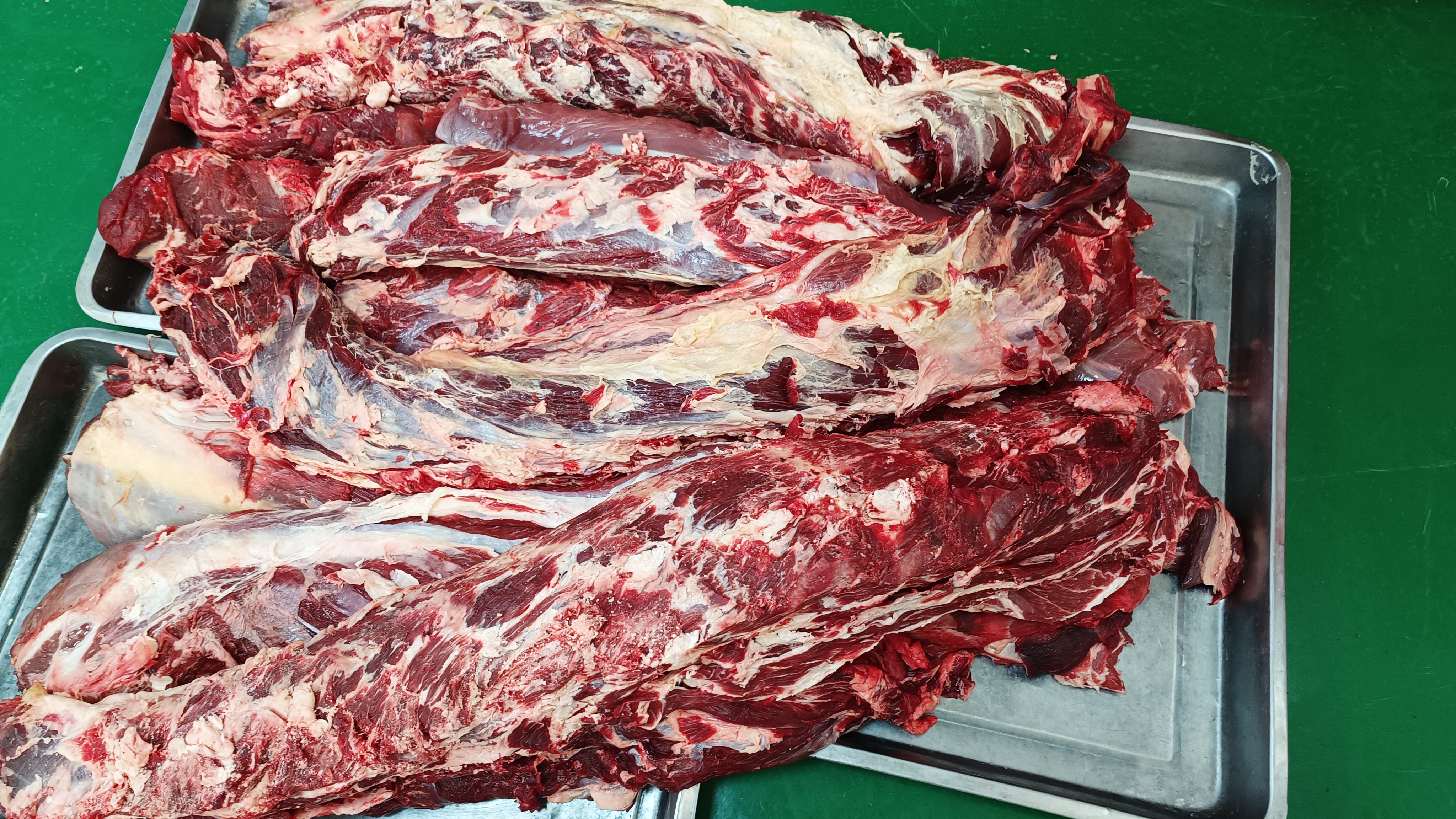 西门塔尔牛肉与利木赞牛肉横切面大理石纹对比图