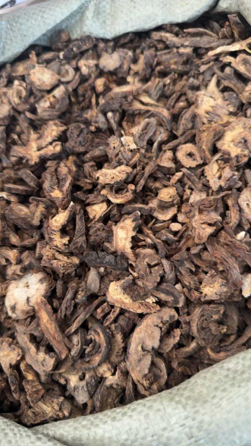 羌活，山东弘舜中药材批发零售，规格品种齐全。24小时发货