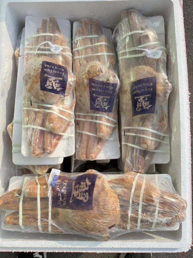 深海雪蟹（松叶蟹）肉质饱满，口感紧实，规格多样