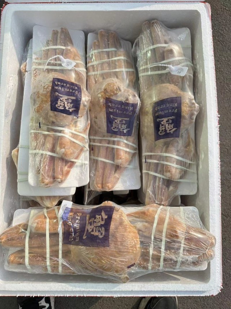 深海雪蟹（松叶蟹）肉质饱满，口感紧实，规格多样