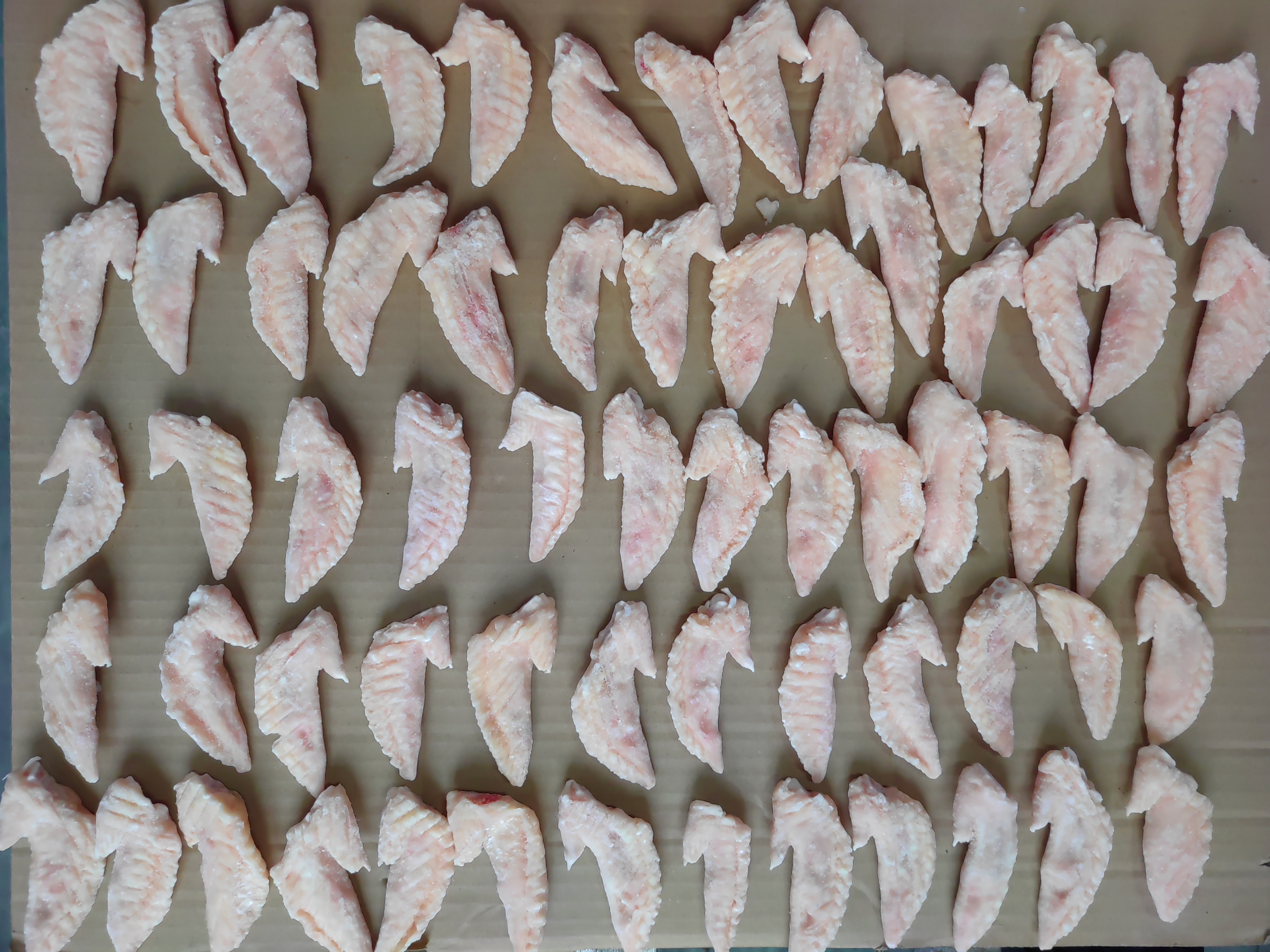 鸡翅根和尖椒的食材摆放图