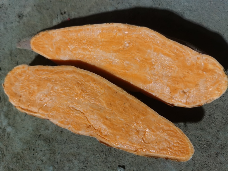 红薯切开展示内部橙色果肉