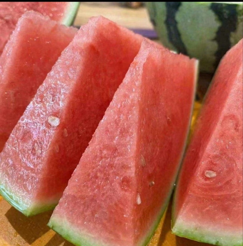 甘肃美都西瓜皮薄肉多无籽可甜可甜一件代发产地直发