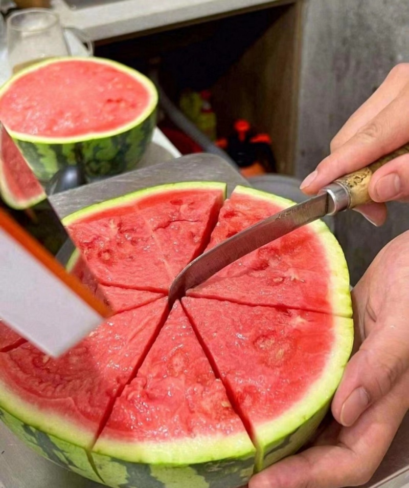 甘肃美都西瓜皮薄肉多无籽可甜可甜一件代发产地直发