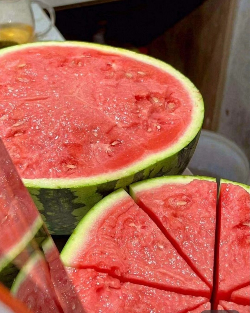 甘肃美都西瓜皮薄肉多无籽可甜可甜一件代发产地直发