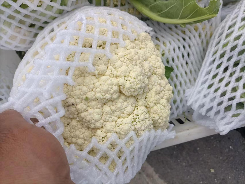 粉红菜花在超市货架上的展示图