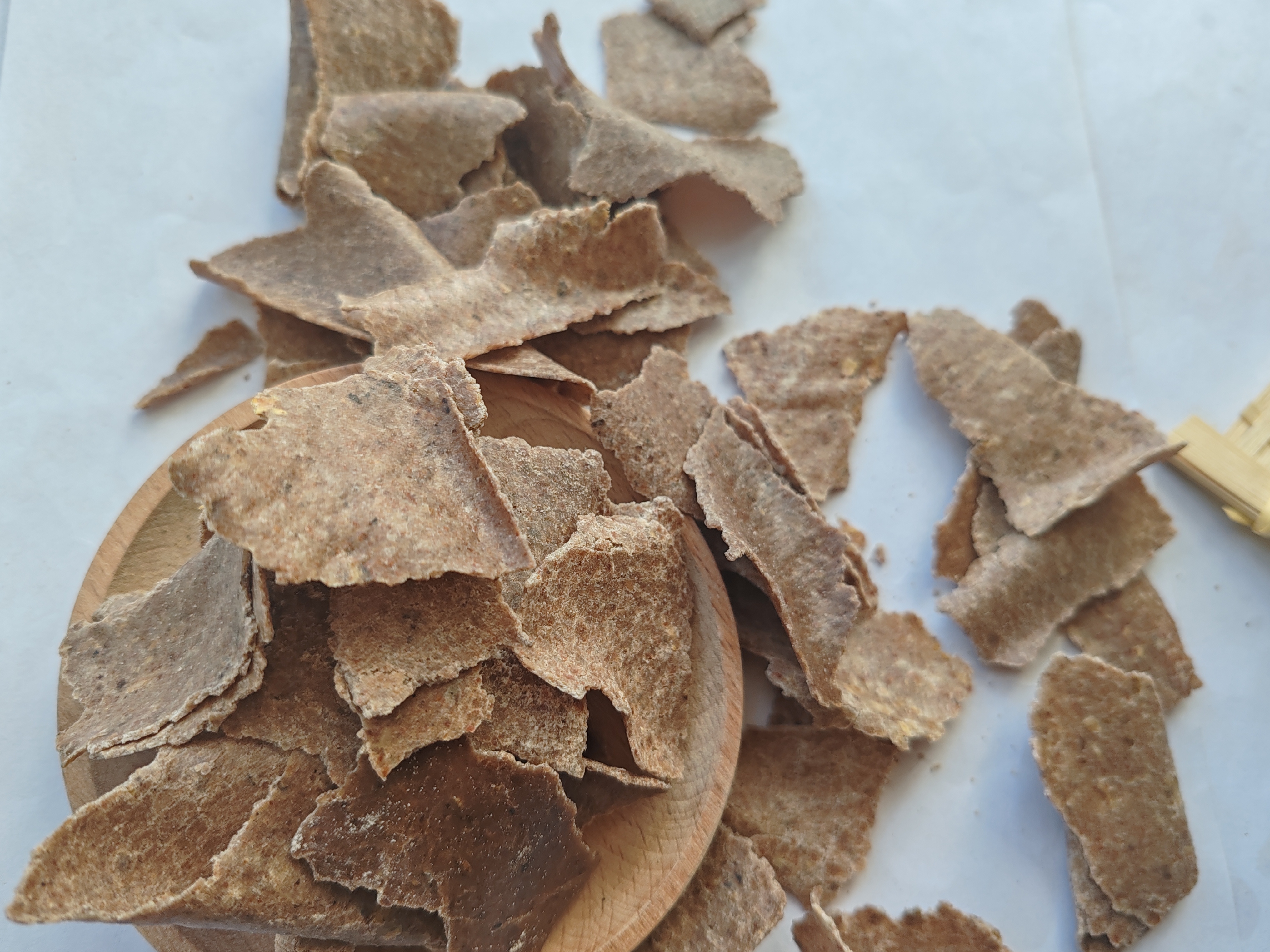 展示花生夹心巧克力的制作过程,包括巧克力融化、花生填充和模具定型 花生夹心巧克力制作过程图