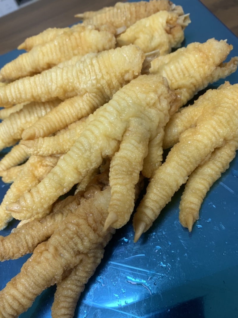 工厂直销虎皮鸡爪，油炸鸡爪
