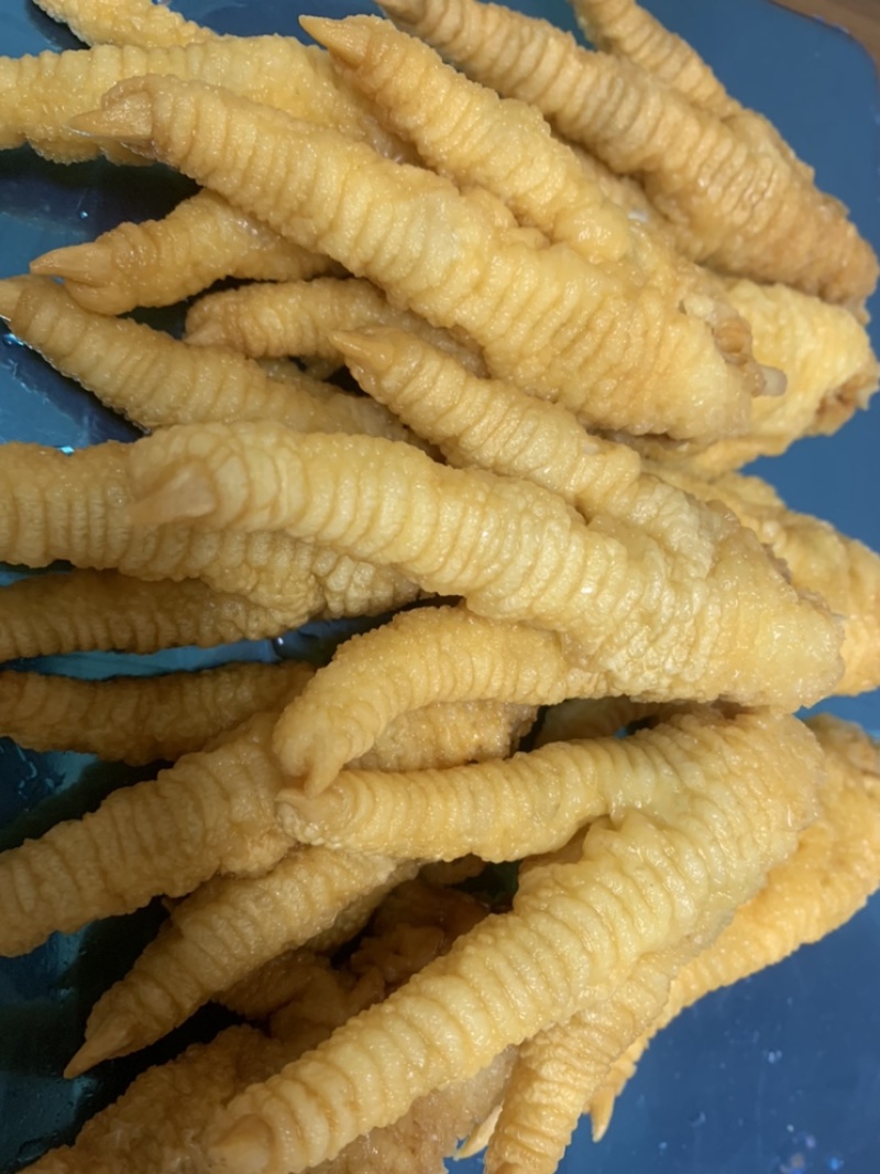 工厂直销虎皮鸡爪，油炸鸡爪