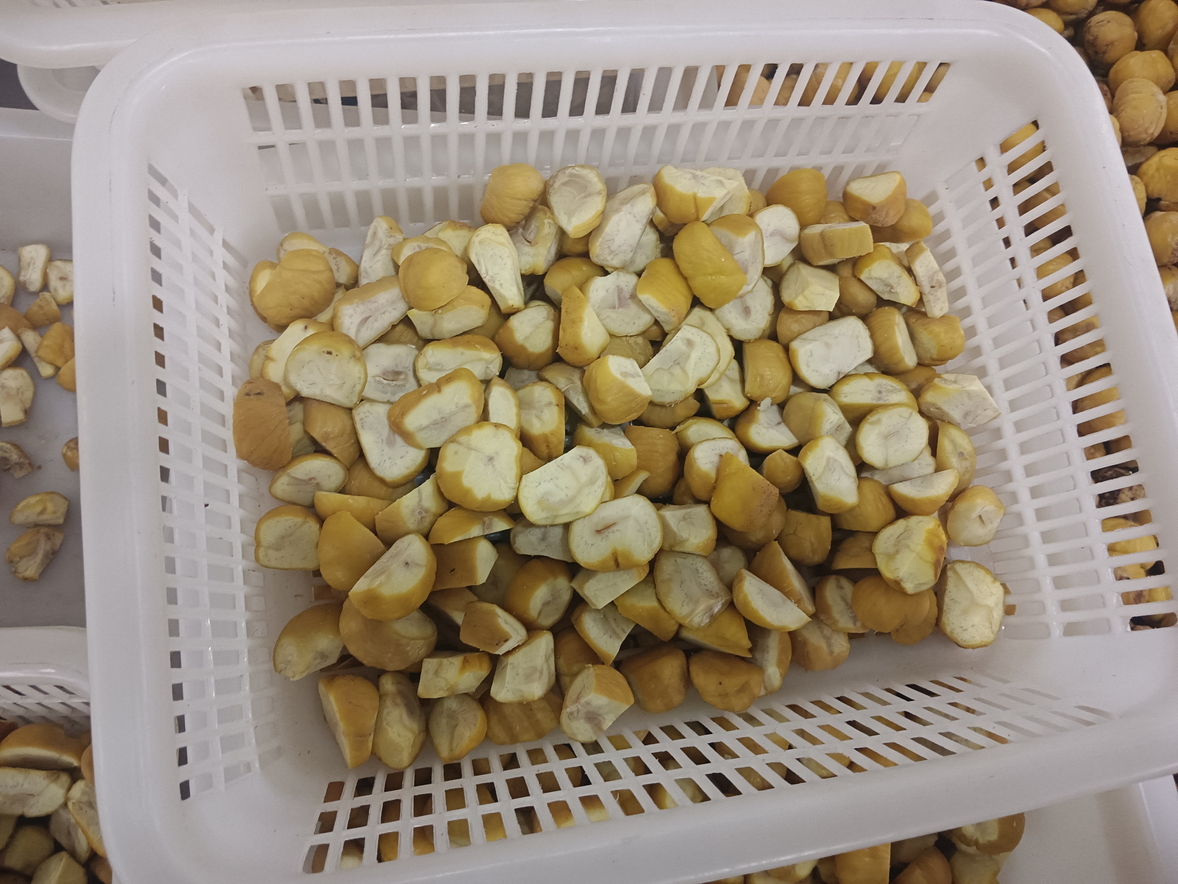 剥栗子前的清洗处理