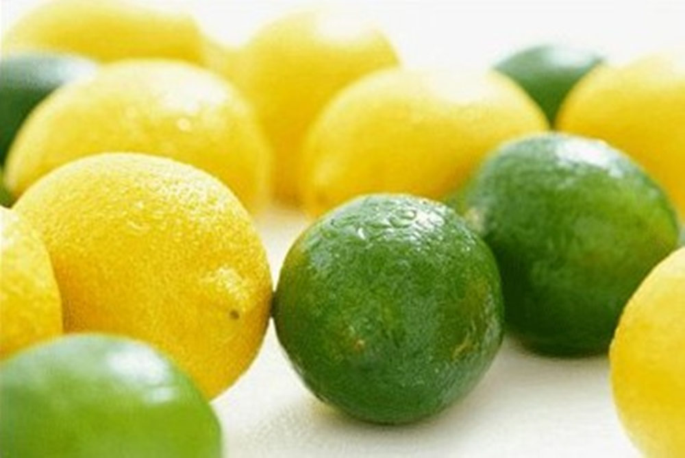 图片说明:黄柠檬与青柠檬的外观对比,清晰展示两者颜色与果皮差异 黄柠檬与青柠檬的外观对比图