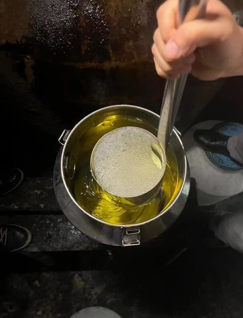贵州茅台镇年份坤沙酒，口感丝滑醇厚，空杯留香持久。