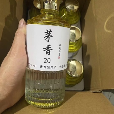 贵州茅台镇年份坤沙酒，口感丝滑醇厚，空杯留香持久。