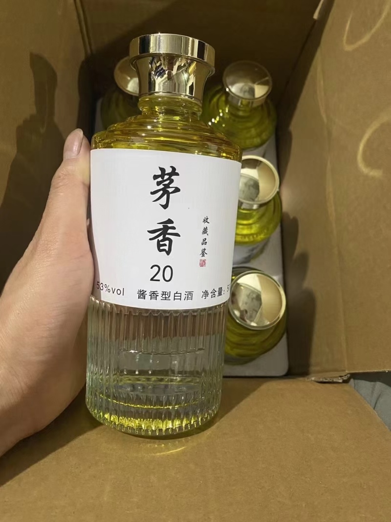 贵州茅台镇年份坤沙酒，口感丝滑醇厚，空杯留香持久。
